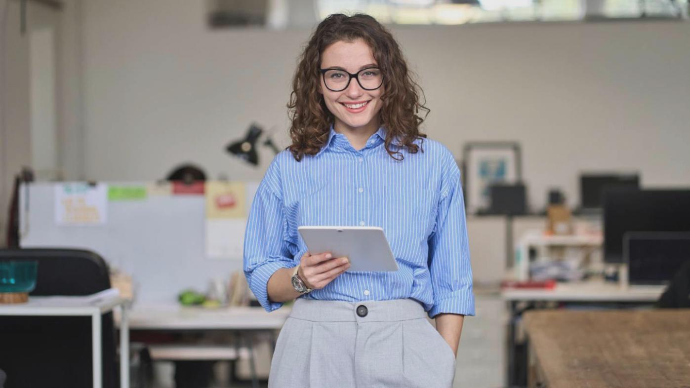 Teilnehmer in konzentrierter Seminararbeit mit strukturierten Lernmaterialien
